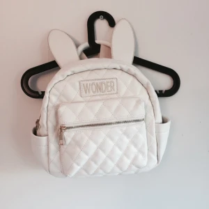  - Liten ryggsäck med kaninöron som går att ta av.