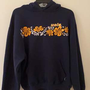 Super fin hoodie med gula blommor och text(”ucla”). Messa innan du köper! Vill mötas!