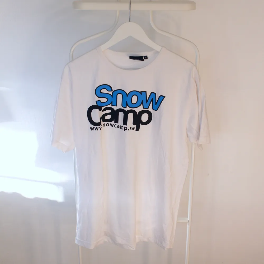 Go vintage T-shirt från Snow Camp i Gött skick!  Storlek:XL Direkt pris: 20, Skriv buden till mig privat eller kommentera på bilden!  Kan även mötas upp mellan Varberg & Göteborg Köpare står för frakten (Du bestämmer vilket paket så länge det uppfyller vikt och storleks kraven). T-shirts.