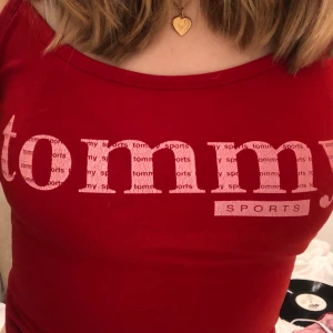 Tommy hilfiger - super coolt och jag älskar det men kommer nog tyvärr inte använda det :/ köpte för nån dag sen på humana för 90kr o har aldrig använts💕