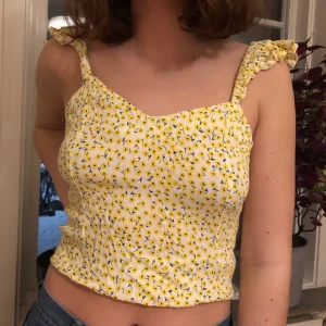 Söt topp  - Jättegulligt blommigt linne🐯 hör av er vid intresse!