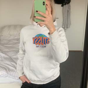 Supersnygg hoodie från stussy! Sparsamt använd så är o gott skick! Dock saknar den snören. Finns inte att köpa längre. Köparen står för frakt, kan även mötas upp i Lund!