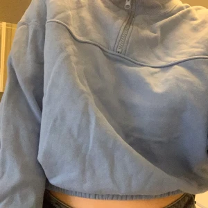 Sweatshirt med dragkedja - En fin blå sweatshirt med dragkedja ifrån weekday✨💙