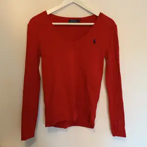 Långärmad v-ringad röd Ralph Lauren tröja med ett blått ralph lauren tryck, storlek S, knappt använd i ett riktigt bra skick 