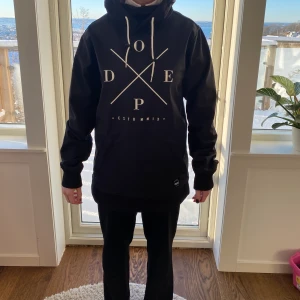 Skid/snowboardjacka, DOPE  - Säljer min svarta snowboardjacka från dope, endast använd en säsong och i superfint skick. Säljer den pga att den inte kommer till användning. Jackan har en mudd längst ner och i ärmarna. Jag är 168 och bär oftast stl S och den passar mig perfekt. 