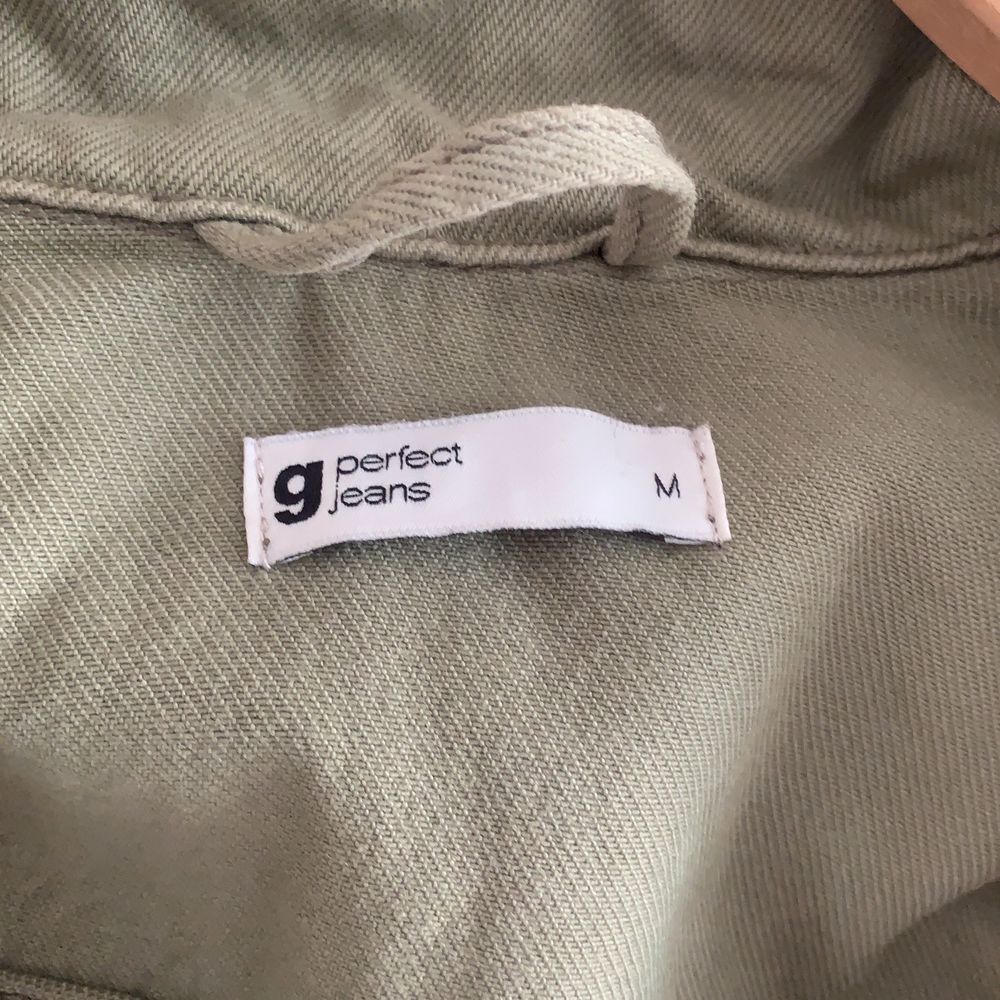 Snygg kortare grön jeansjacka från ginatricot storlek M, använd men i bra skick ser dock lite skrynklig ut men det går och fixa! Pris 100 kr plus frakt 60 eller annan valfri💚. Jackor.