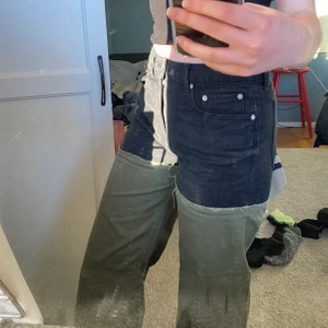 Jeans Zara - Dessa sköna och VÄLDIGT coola jeans från Zara!! Den övre delen av de är i svart jeans-tyg medans den nedre delen är bomull i militärgrönt! Använda ett fåtal gånger därav väldigt bra skick! Skitsnygga till en stor vit eller svart tröja eller linne nu i sommar!!! Unika