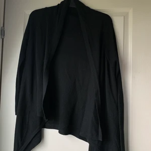 Kofta - En fin kofta som passar till finare tillfällen eller en helt vanlig vardag! Är i fint skick.✨