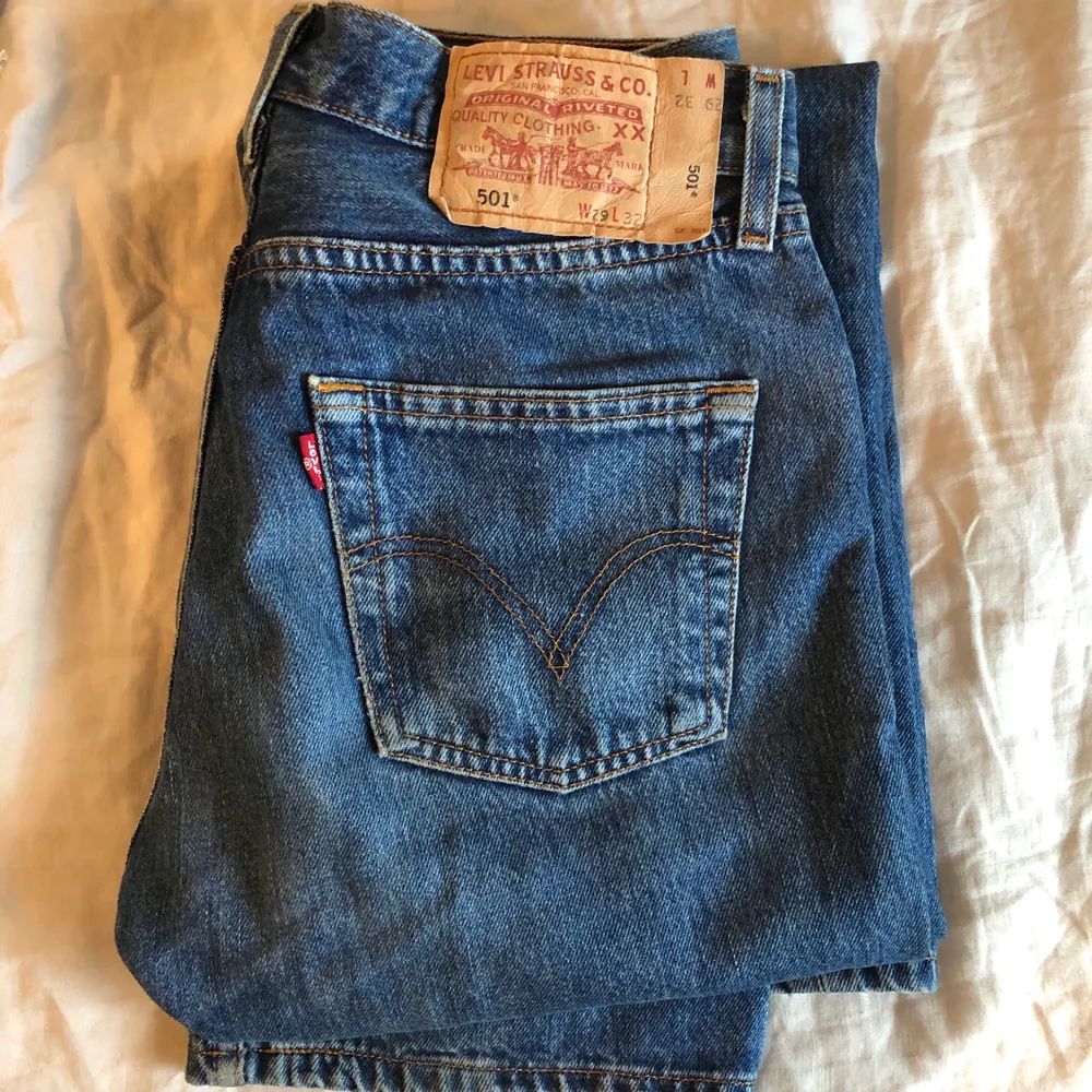 Supersnygga levi’s jeans i modell 501. Säljer på grund av för små för mig:). Jeans & Byxor.