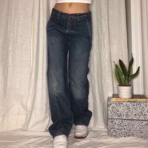 Baggy jeans - Svinsnygga baggy jeans med coola bakfickor från Replay! Size 30, midja 87cm, innerbenslängd 82cm🙌🏻 passar waist 27-30 ✨ 