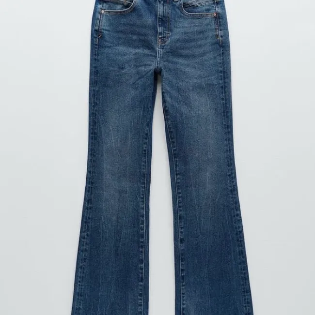 Slutsålda jeans från Zara! Säljer för att de är för tajta för min smak, dom är dock jätte fina! Lappen finns fortfarande kvar på jeansen. Jag är 180 cm och de går precis ner till hälen. Hör gärna av dig🌸💕 . Jeans & Byxor.