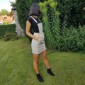 Hängsleklänning - Cool hängsleklänning med text (Whatever, I do what I like) på som jag säljer åt en kompis. Sitter perfekt på mig som är 160 och xxs, men passar förmodligen en längre/kortare. Den har FICKOR!! Vi bjuder på frakten!