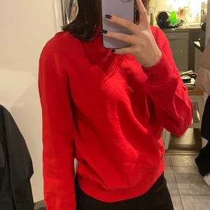 Röd sweatshirt - Jättefin röd sweatshirt i nyskick. Använd 1/2 gånger. Säljer då den inte används.