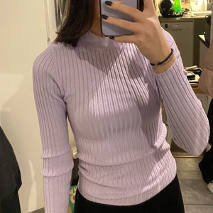 Ribbad/polo - Ribbad tröja med lite polo. Väldigt stretchig och fint skick