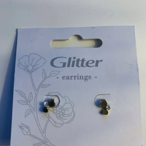 Örhängen  - Söta örhängen från glitter, aldrig använda🥰