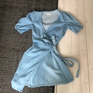 Jeansklänning - Säljer min jeanskläning från Gestuz. Den är perfekt till sommaren och våren. Den är super snygg på och det är bara att skriva för fler bilder eller mer info. 