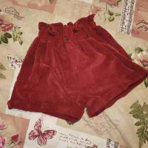 Högmidjade shorts - Använda max 3 gånger. Saknar snöre men går att använda ändå. 