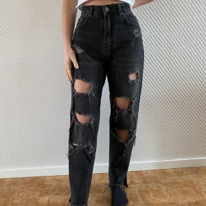 Svarta momjeans  - Säljer dessa jeans från pull&bear. Storlek 34. 