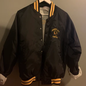Vintage jacka - Vintage bomber baseball basket american football etc svart jacka, oversize modell. Storleken syns inte men uppskattar till en M. Köpt second hand.. BUDA I KOMMENTARERNA💕💕💕 avslutar söndag 20.00