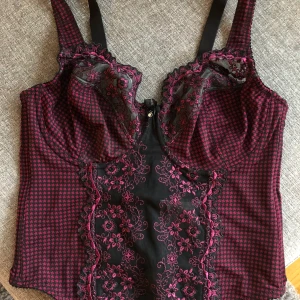 Ny korsett från Ulla Popken - Nypris ca 550 kr. Säljer för 100 kr Storlek 85 D 🚫Djurfritt och rökfritt hem 📍Kan mötes upp i Mölnlycke 📬Kan skickas mot fraktkostnad