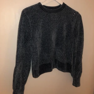 Stickad tröja - Stickad supermjuk och varm tröja som passar perfekt nu under vintern och våren! Tröjan är blå och har som ett stickat mönster som kan ses på bilderna. Tröjan är från hm och är i jättefin kvalite.