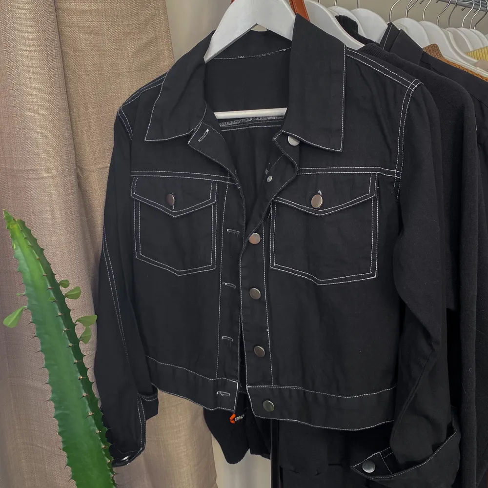 XS. Dags att köpa jacka inför varmare klimat? I got you! Materialet är inte äkta denim utan eller mjukare tyg vilket jag tycker är skönt, Är lättare att röra sig i😎 snygg om man vill ha något extra✨ i garderoben🪴🌵☀️. Takit.