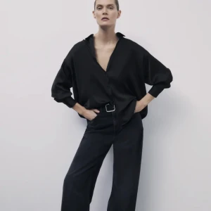 Zara HI RISE WIDE LEGG - Dessa populära jeans från zara, använda men i jätte fint skick, den svarta färgen har inte försvunnit! Nypris 399kr