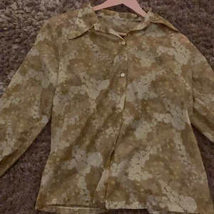 Skjorta - Köpt second hand står inte strl men skulle säga s/m ungefär superfin men kommer inte till användning