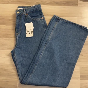 Zara wideleg pants  - Ett par superfina och coola byxor från zara, aldrig använda så lapparna sitter fortfarande på.