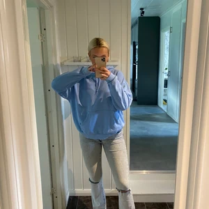 Hoodie  - Säljer nu en super fin hoodie från monki, storlek L men passar alla mellan S/L. Sitter fint oversized på mig som är en S/M 🥰 Står ej för ev frakt 