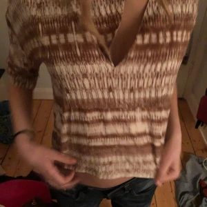 Fin mönstrad blus - Nyskick och kort blus med beige brunt mönster