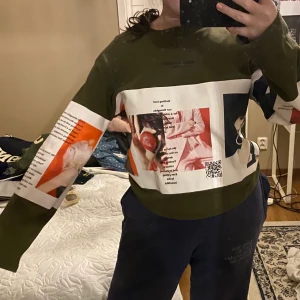 Tröja  - Säljer denna tröja/sweatshirt från zara! Aldrig använd och i väldigt bra skick!!!! Säljer för 150kr+frakt💞😆😆 skriv för fler frågor