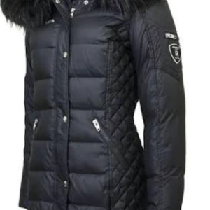 Rockandblue jacka S/36 - Säljer min Rockandblue jacka köpt för 2500 (på rea) och använt i ett bra tag men den är fortfarande i bra skick. OBS!! Fejk päls och pälsen jag har är brunn// Priset kan diskuteras