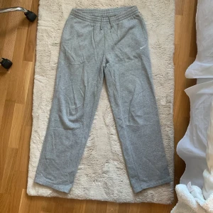 Gråa Nike byxor  - Säljer dessa gråa mjukisbyxorna i storlek M.  💞 köparen står för frakten men jag möter även upp i Lund💞 