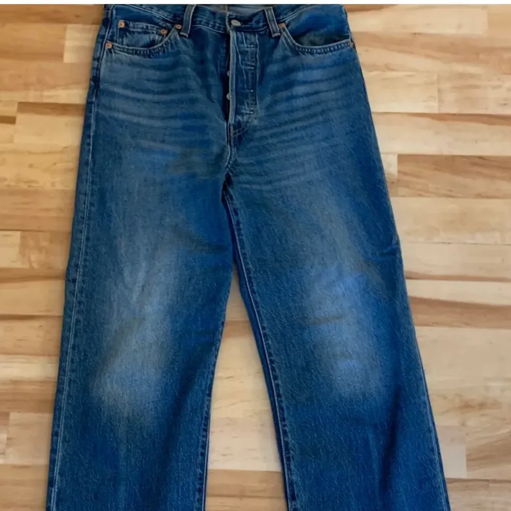 Helt oanvända Levis jeans,säljer pga förstora därav ingen bild på mig men skriv privat för bild på. Nypris 1199kr säljer för 600 inkl frakt. Priset kan diskuteras. . Jeans & Byxor.