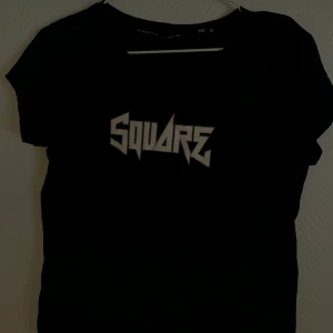 Tröja med tryck på - Säljer även en till tröja där det är ett tryck på framsidan. Den är svart och storlek S. Hör av vid intresse. Köparen står för frakten💕💕