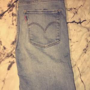 Strl 26 ljusblå jeans Mile High Super Skinny köpta på åhlens använda antal gånger säljer pågrund av att dem ej används 