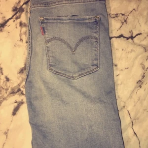 Levis jeans - Strl 26 ljusblå jeans Mile High Super Skinny köpta på åhlens använda antal gånger säljer pågrund av att dem ej används 