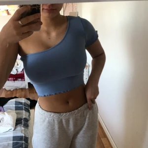 Supersöt topp - jättefin topp med världens sötaste blåfärg💙 med små söta volanger i ärmen och under magen:) kommer inte ihåg vart jag köpt den ifrån, använd en gång under sommaren och älskar den men har för mycket kläder så jag måste rensa:) Storlek S, 200kr inklusive frakt🤍