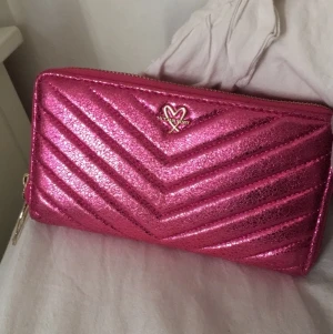 Victoria’s Secret plånbok💖 - Säljer min älskade stora plånbok. Köpt för 200 Fint skick, rymmer alla dina kort. Köpare står för frakten📦
