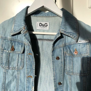D&G jeansjacka  - Äkta Dolce & Gabbana junior-jeansjacka (tunn) från 00-talet <3 Barnstorlek men passar en XS-XXS. För liten för mig men älskade som tonåring! Jättebra skick, inga slitningar. Budgivning vid stort intresse, frakt kan diskuteras isf står du för den! :) 