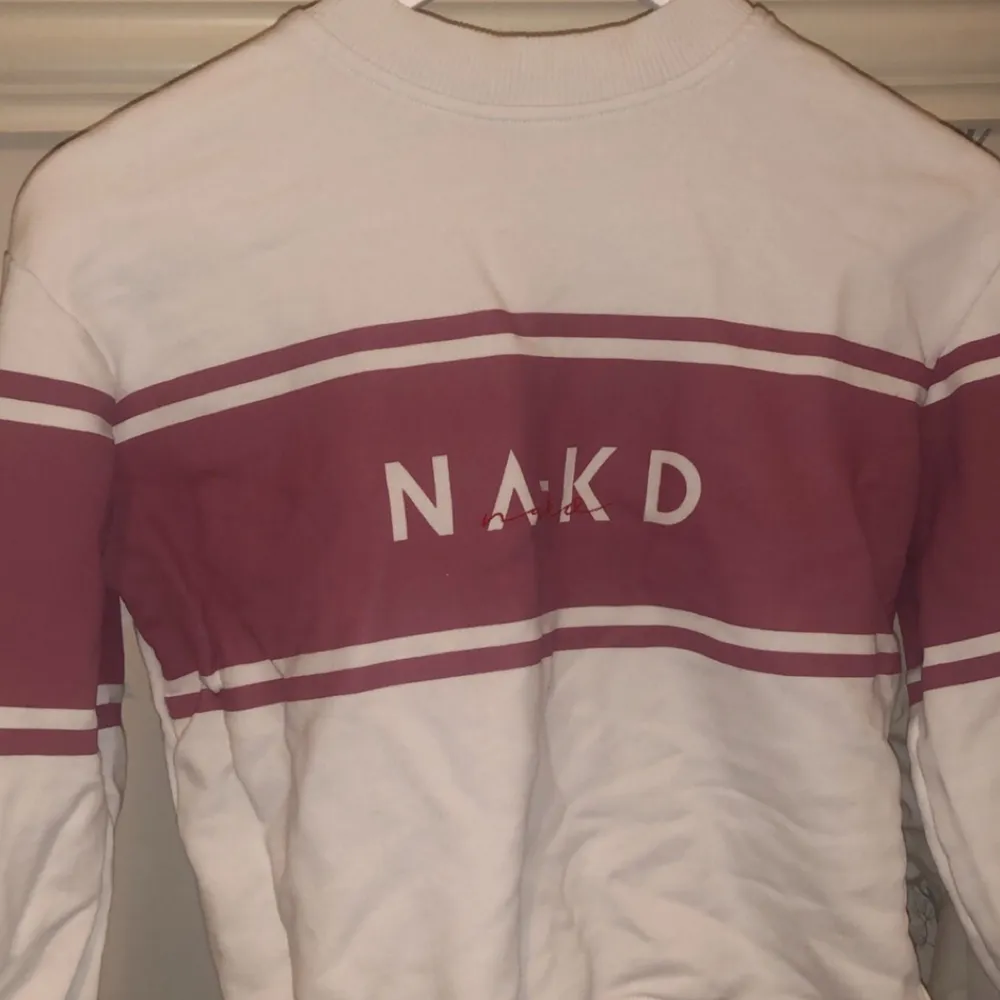 Superfin tröja från NAKD. Sparsamt använd storlek Xs. Nypris 400kr säljer den för 100kr. Frakten blir 66kr🙂 . Tröjor & Koftor.