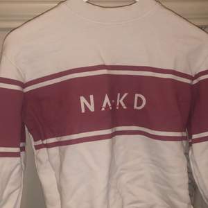 Superfin tröja från NAKD. Sparsamt använd storlek Xs. Nypris 400kr säljer den för 100kr. Frakten blir 66kr🙂 