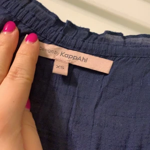 KappAhl blus  - Kappahl blus med spets, långärmad. Marinblå, jätteskön och fin material. Använd 1 till 2 gånger. Xs men den är stor i modellen. Snabb svar! 