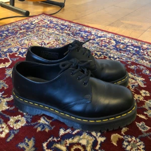 Dr. Martens - Tänkte se om någon är intresserad av att köpa mina knappt använda Dr. Martens. De är i mycket gott skick men har något litet skavmärke, det syns nästan inte. Köpta för 1200 kr. Lägg ett bud om du är intresserad! ❤️ (Lägsta bud 500)