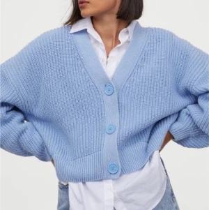 Ljusblå cardigan  - Den slutsålda, populära blå zara-cardigan från collab 14 säljer jag nu. Har inte använt den på länge och är i väldigt fint skick. Buda i kommentarerna!!