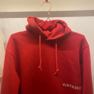 Hoodie - Säljer denna fina röda herr hoodie från Valient. Köpt från Carlings för ca 599 kr. Använd en gång men säljer då hoodiens krage är för liten, passar någon me mindre huvud så den inte är för trång.