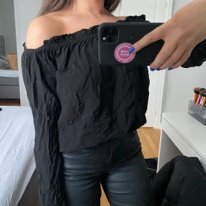 Svart topp - Svart offshoulder-topp som är jättefin och passar till allt! Köparen står för frakten.