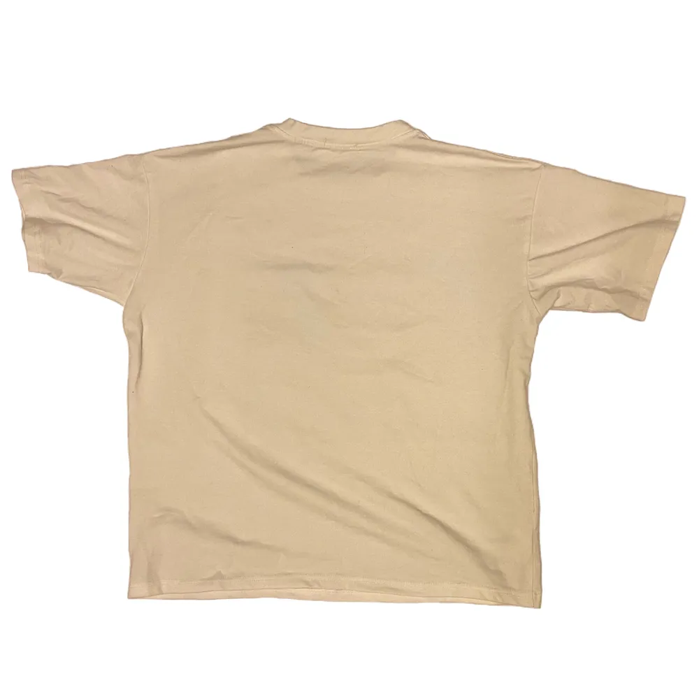 Vit T-shirt med japansk tryck i storlek S/M. T-shirts.