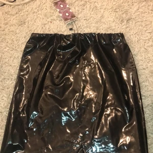 Lackkjol  - En helt ny lack kjol som var tanken att använda men blev inte av. Lapp finns kvar. Nypris cirka 100kr nu för 30